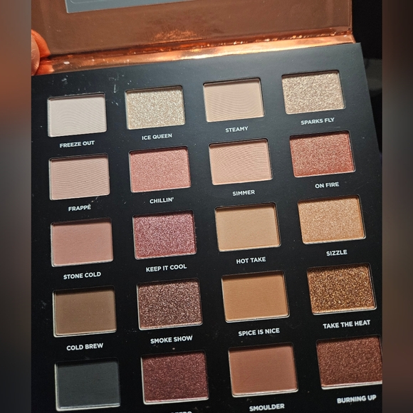 💥Sale💥New ICONIC London Hotting Up Eyeshadow Palette - Picture 3 of 4